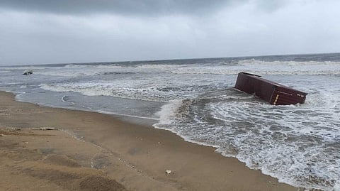 "നൂറിലേറെ കണ്ടെയ്നറുകൾ ഒഴുകി നടക്കുന്നു"; കപ്പൽ കമ്പനിക്ക് മലിനീകരണ ബാധ്യതാ മുന്നറിയിപ്പുമായി മെർക്കൻ്റൈൽ മറൈൻ ഡിപ്പാർട്ട്മെൻ്റ്