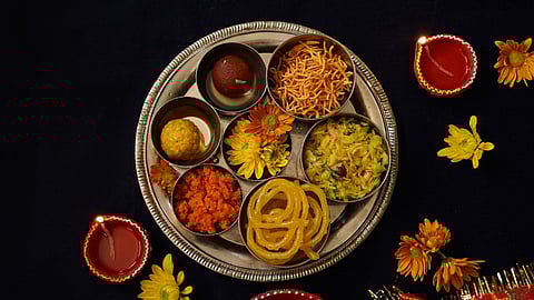 தீபாவளி: ஆர்டர் செய்யாமல் அடுப்பில் செய்யுங்க - எளிமையான பலகார செய்முறைகள்!