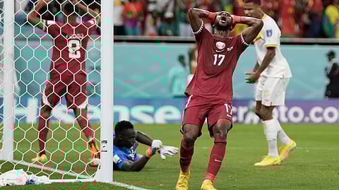 கத்தார் : முதல் ஆளாக வெளியேறியது போட்டியை நடத்தும் நாடு - கால்பந்து ரசிகர்கள் கேலி!