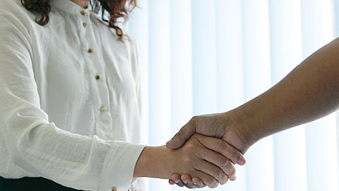 Hand Shake-ல் இருக்கும் உளவியல்; உங்களுக்கு கைக்கொடுக்க தெரியுமா?