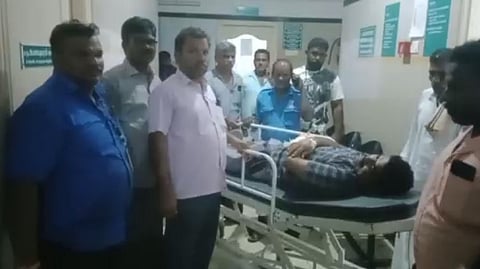 கோவில் செயல் அலுவலக ஓட்டுநருக்கு அரிவாள் வெட்டு.. தலைகவசம் அணிந்த மர்மநபர்கள் அரிவாளால் வெட்டி சென்றனர்