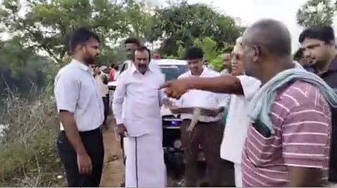 தண்ணீர் வெளியேறியதால் கால்வாய் உடையும் அபாயம்.. நீர் கசிவு ஏற்பட்ட பகுதியை அமைச்சர் முத்துசாமி நேரில் ஆய்வு