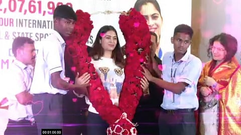 "விஜய்..He is a DARLING..!" வெட்கத்தில் குழைந்த மனுபாக்கர்