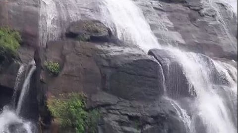 குற்றாலம் மெயின் அருவியில் இருந்து உருண்டு விழுந்த பாறை.. பாறை விழுந்ததில் 5 சுற்றுலா பயணிகள் படுகாயம்