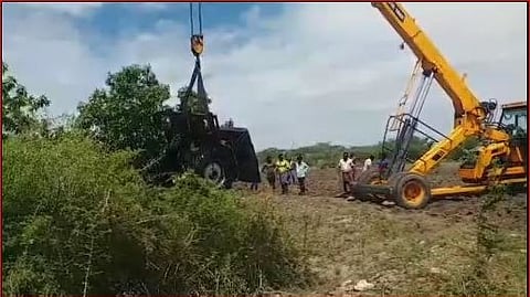 உழவுப் பணியில் ஈடுபட்டிருந்தபோது கிணற்றில் கவிழ்ந்த டிராக்டர்.. கிரேன் மூலம் டிராக்டரை மேலே கொண்டு வந்த தீயணைப்பு வீரர்கள்