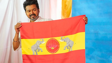த.வெ.க கொடியை அறிமுகம் செய்து வைத்த விஜய்.. கட்சி தலைமை அலுவலகத்தில் கொடியை ஏற்றி வைத்தார்