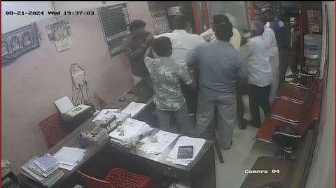 ஓட்டுநர் பயிற்சி பள்ளியில் கட்டணம் நிர்ணயம் செய்வதில் தகராறு.. ம.நீ.ம. மாவட்ட செயலாளர் மீது கொலைவெறி தாக்குதல் - CCTV காட்சி