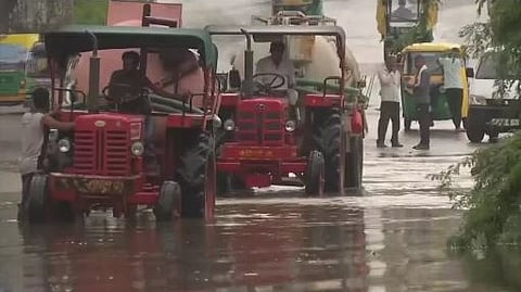 சாலைகளில் சூழ்ந்த வெள்ளம்