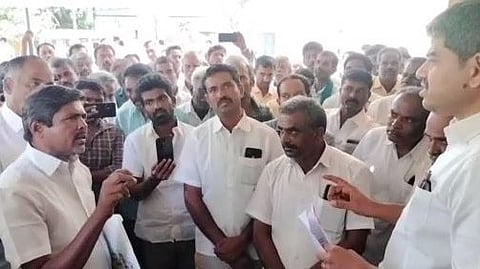 முற்றுகையிட்ட விவசாயிகள்