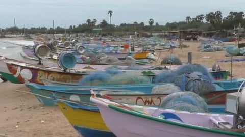 கடலுக்கு செல்லாத மீனவர்கள்
