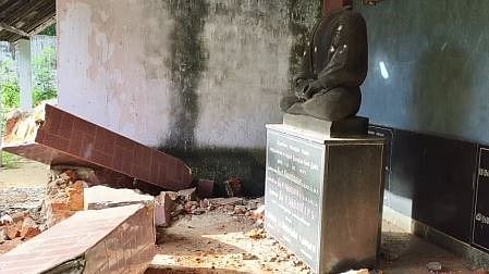 தேசப்பிதா காந்தியடிகள் சிலை