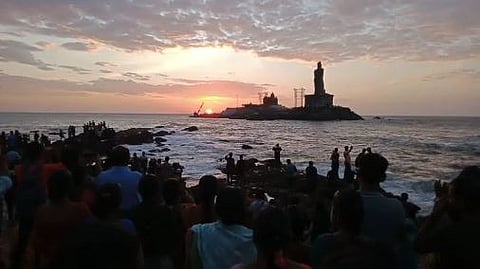 குமரியில் குவிந்த சுற்றுலாபயணிகள்