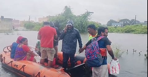 குமரன் நகரில் குடியிருப்புகளை சூழ்ந்த மழைநீர்.. வீடுகளை விட்டு வெளியேற முடியாமல் தவித்த மக்கள் மீட்பு