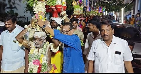 முத்துமாரி அம்மன் ஆலயத்தில் நடைபெற்ற முளைப்பாரி திருவிழா.. முளைப்பாரிகளை தலையில் சுமந்து சென்று பெண்கள் நேர்த்திக்கடன்