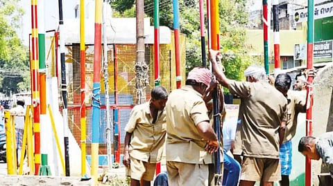 கொடிக்கம்பங்கள் அகற்றம்