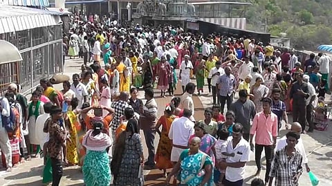 TVL Temple crowd