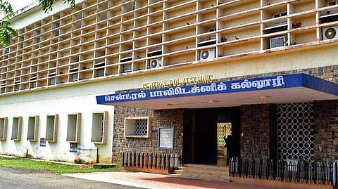 ஆபத்தான நிலையில் நீட் தேர்வு மையம்