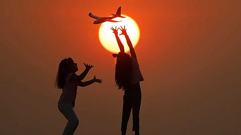 குழந்தைகளை விட்டு செல்லும் பெற்றோர்