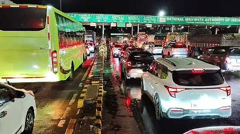 Heavy traffic jam at Ulundurpet toll booth