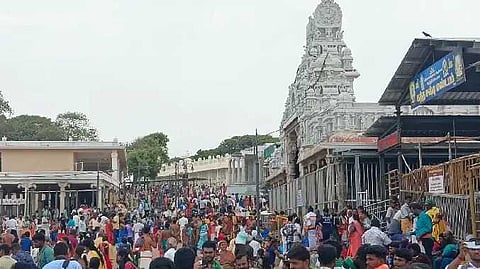 Tut temple  crowd