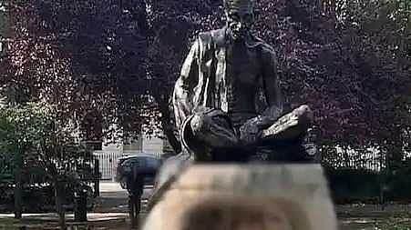 Londan ghandhi statue