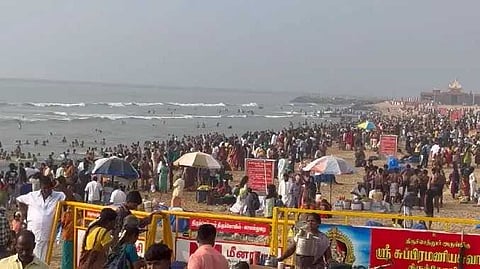 TUT Temple crowd