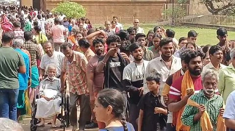 Tnj tEMPLE CROWD