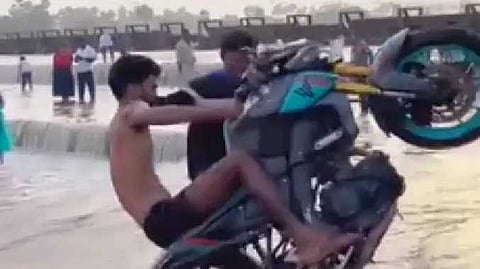 Bike wheeling
