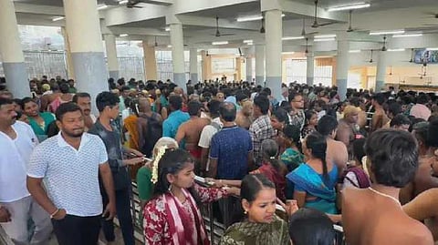 TUT Temple crowd