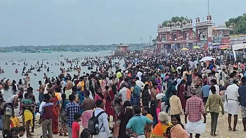 ராமேஸ்வரத்தில் பக்தர்கள் கூட்டம்