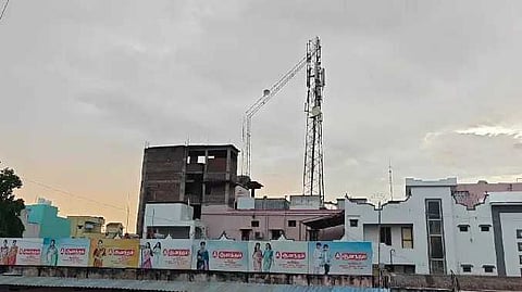 சூறாவளி காற்றால் உடைந்த செல்போன் டவர்