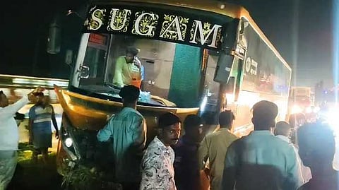 சொகுசு பேருந்து மோதி விபத்து