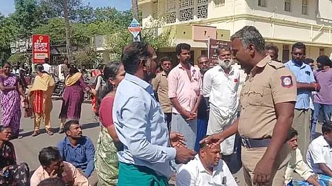 சாலை மறியல்
