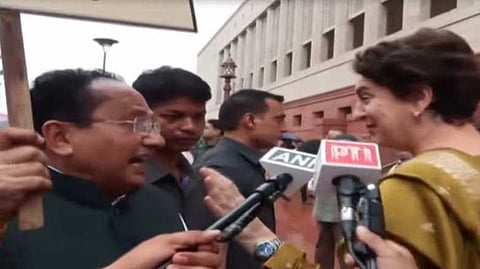 காங். எம்.பி. பிரியங்கா புன்னகையுடன் அளித்த பதில்