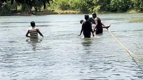 தாமிரபரணியை கடந்தனர்