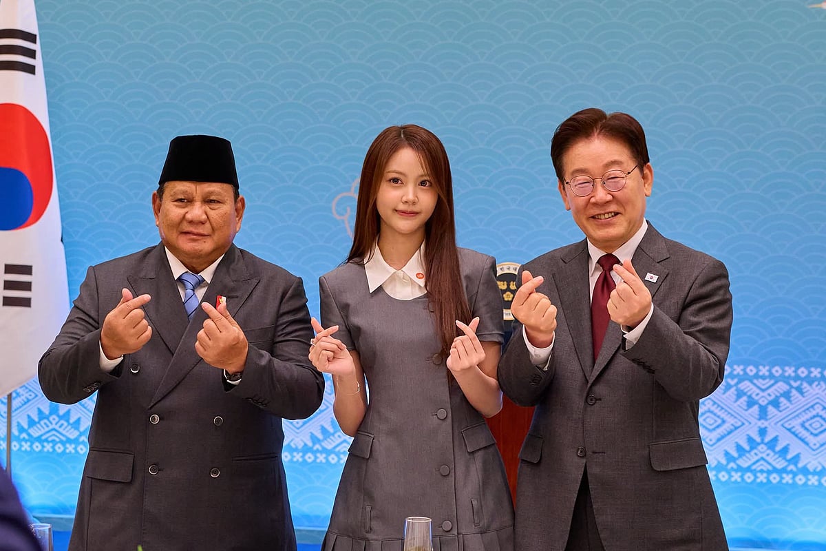 Hearts2Hearts Member Carmen with Indonesian and South Korean President. (Image Credit: X)