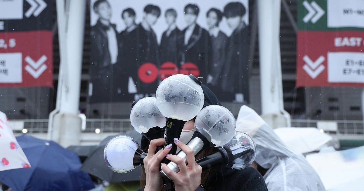 Fans Gather In Seoul To Celebrate Start Of BTS World Tour 'Arirang'
GOYANG, SOUTH KOREA - APRIL 09: Fans of K-pop boy band BTS wait in line for the BTS World Tour 'Arirang' at Goyang stadium on April 09, 2026 in Goyang, South Korea.