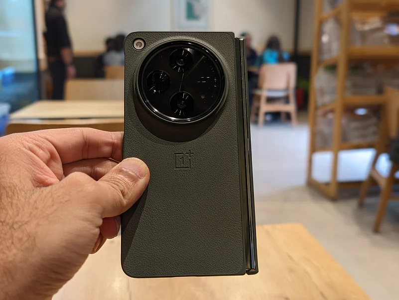 OnePlus Open has a triple-camera set up on the back panel. There’s the 48MP primary camera (Sony LYT-T808), a 64MP OmniVision telephoto camera (with 3x optical zome) and a 48MP ultra-wide angle lens (Sony IMX581)