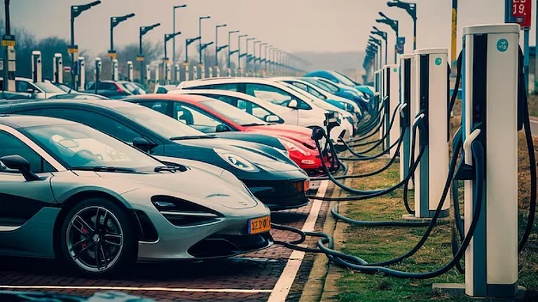 Essar's Green Mobility Targets 30,000 Clean Trucks, 100 Fuel-Charging Hubs in India - by freepik