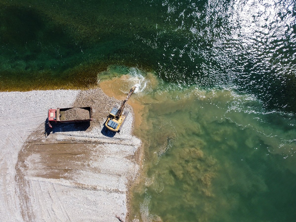 Shutterstock : Sand Miing