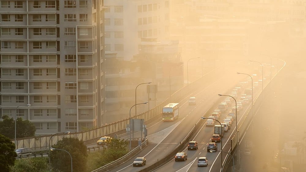 Delhi Air Quality Fluctuates Between Very Poor and Severe; AQI at 318