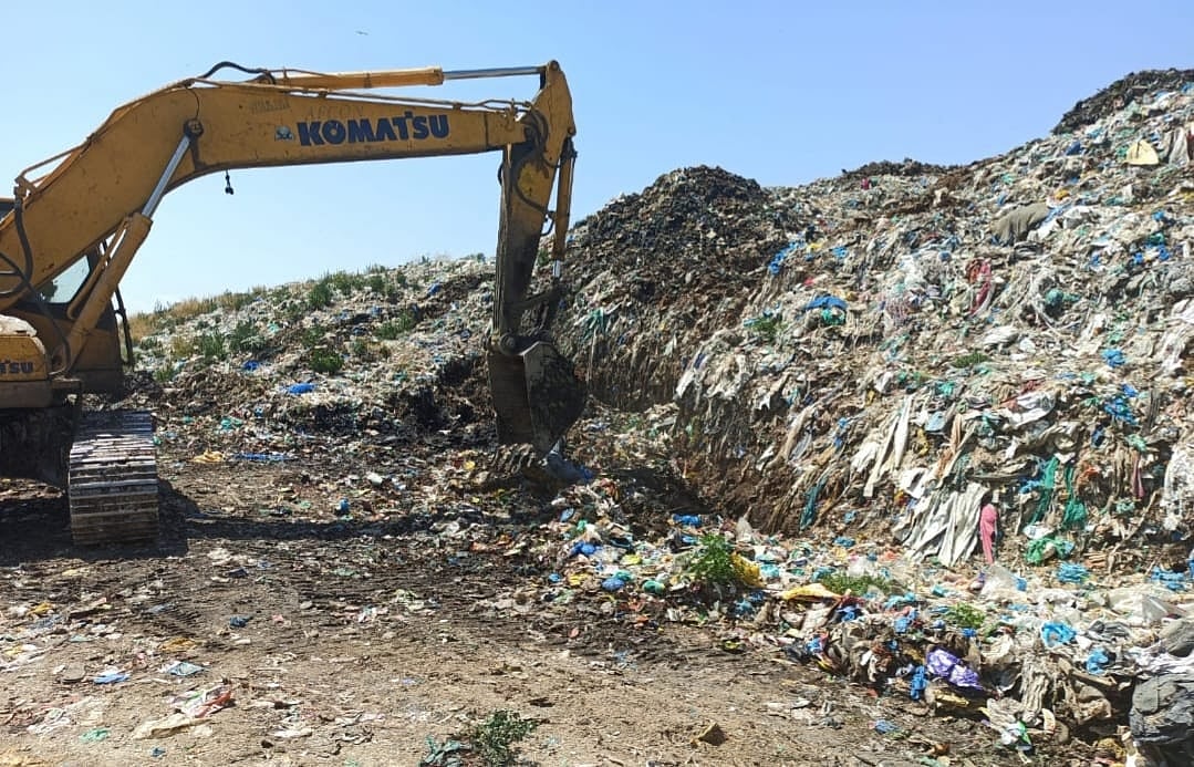 X/@rtimuzaffar : A recent NGT order has stated that around 450 tonnes per day of waste is added daily to the Achan dumpsite.
