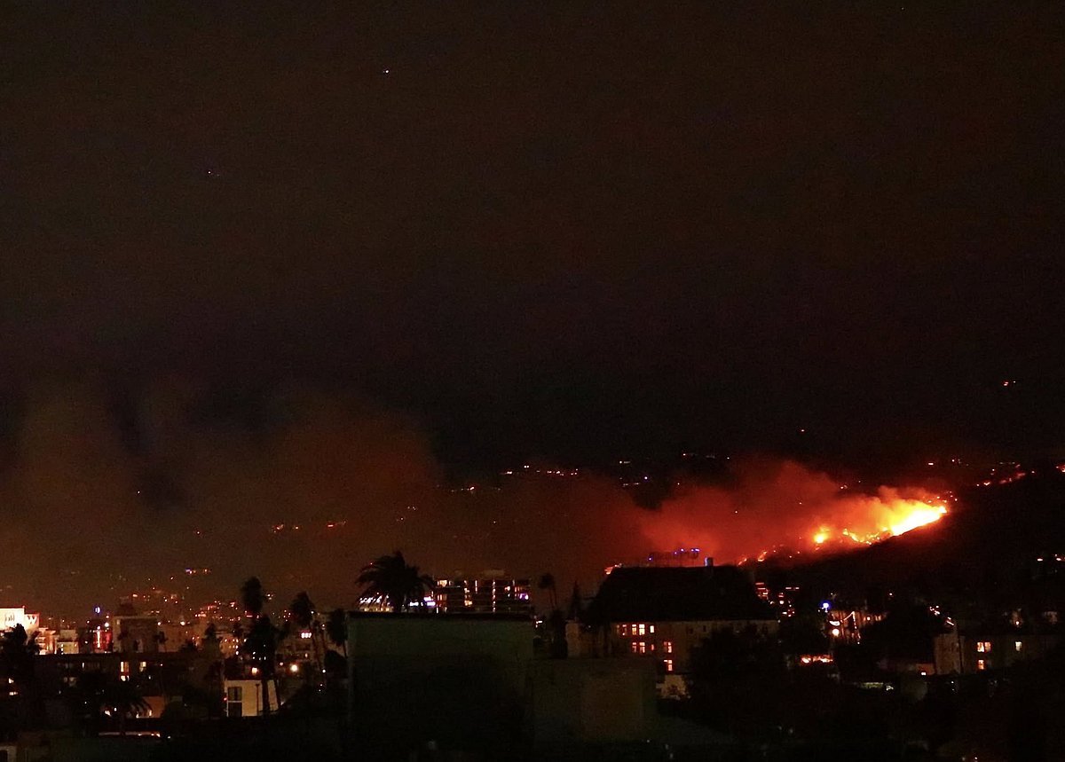 X/@dhruv2038 : From Paris Hilton to Mandy Moore: LA Fires Rage through Hollywood Hills Mansions