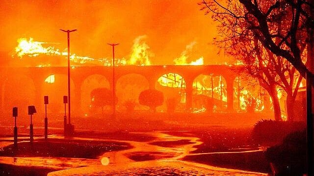 X/@HenMazzig : Pasadena Jewish Temple and Center has been completely engulfed in the Eaton fire in Los Angeles.