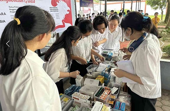 Pharmacy Discovers Medicine Science In Indonesia