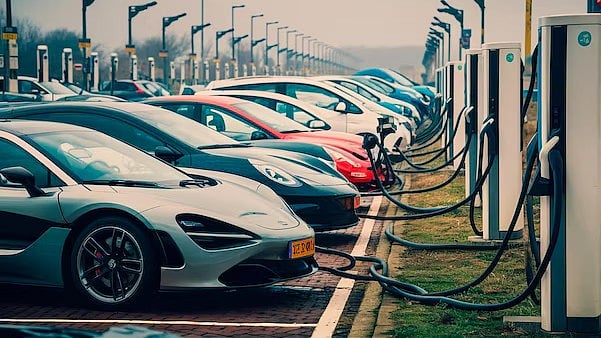 Electric Vehicle Registrations Rise 17% in FY25: SIAM