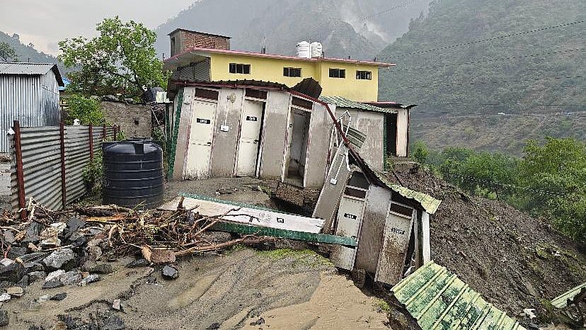 X/@MehrajMalikAAP : Debris from a cloudburst-triggered landslide blocks the Jammu-Srinagar highway in Ramban, as rescue operations continue after fatal flash floods