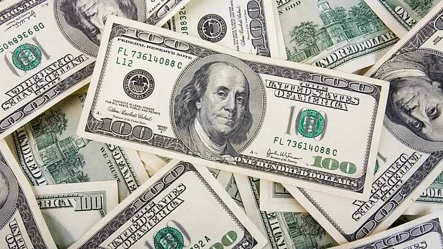 Trump’s Threats to Powell Puts Dollar’s Safe Haven Tag Under Test