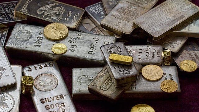 Gold Under Pressure While Silver Gains Momentum; Check Key Levels to Watch