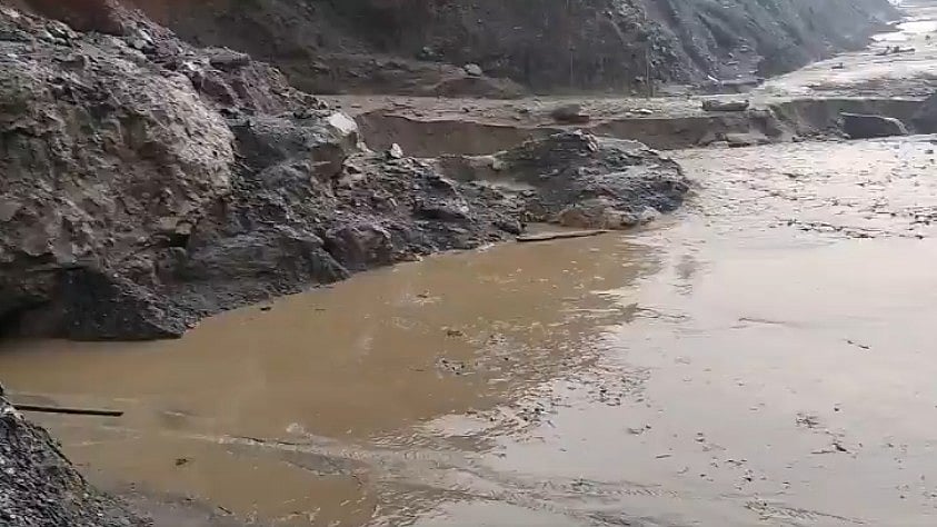 X/@Traffic_hqrs : Mudslides disrupt traffic on Jammu-Srinagar NH-44 amid shifting weather patterns linked to climate change.